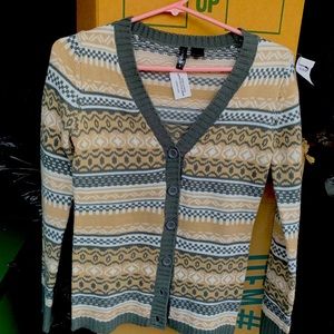 Adorable khaki  wool sweater